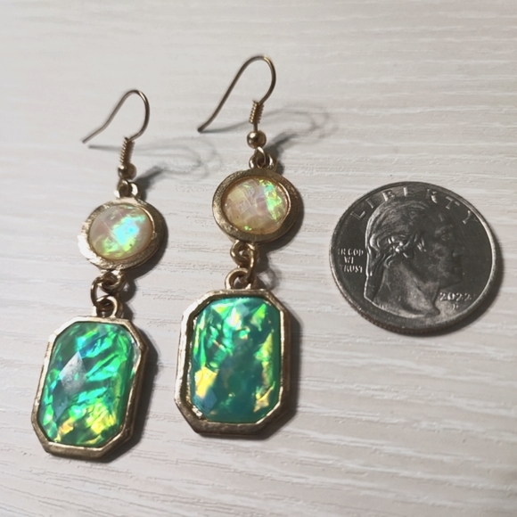 Faceted Gold Tone Seafoam Green Iridescent Pierced Earrings Mermaid Beach Theme - Picture 2 of 6
